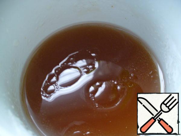 Pour hot water into a saucepan, add sugar, salt, cloves, allspice, paprika. Bring to a boil and cook under a lid for 15 minutes on low heat. Cool to room temperature, strain and add vinegar and the remaining 1 tbsp vegetable oil.
