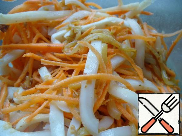 Grate the carrots on a Korean carrot grater (or you can cut them into very thin strips). Cut the squid into strips.
Mix squid, carrot, onion.
