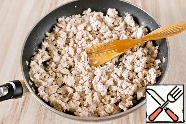 Finely chop the onion and garlic and fry with minced meat until tender. Salt and pepper.
