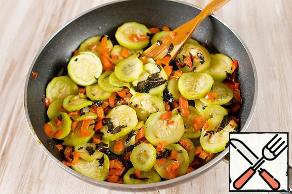 Fry zucchini in olive oil on both sides, add pepper and stew for 10 minutes. At the end, add finely chopped Basil, salt and pepper.