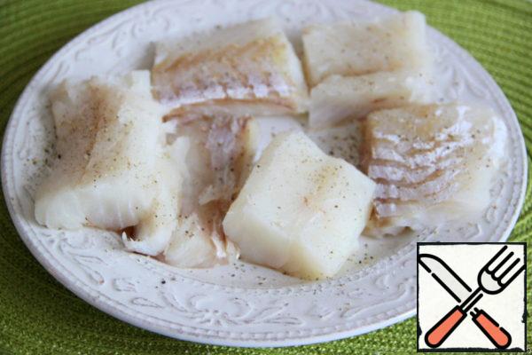 Put the oven on heating-200-230°C.
Cut the fish fillet into portions, add salt and pepper.
