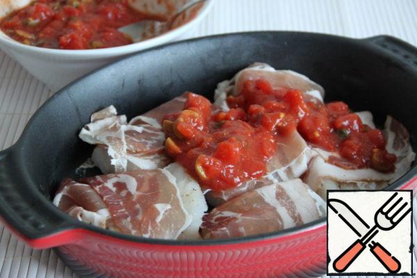 Wrap the fish fillet with smoked ham (if you think this combination is very unusual - skip this step). Put the envelopes with the fish in a baking dish. Place the sauce between the fish and the remaining fish.
