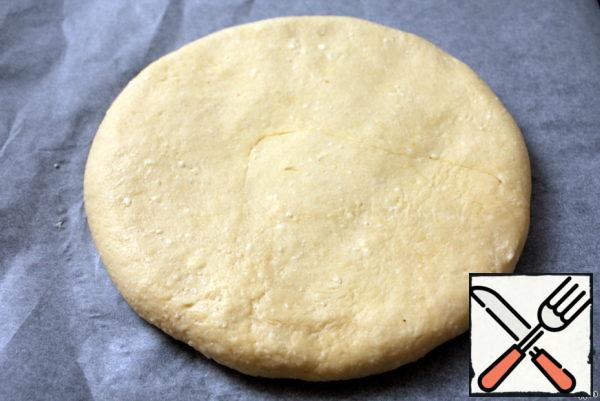 Cover with the second circle, bend the edges under the dough, pinch.
