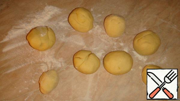 Divide the dough into 8 balls, cover with a napkin and let stand for 15-20 minutes.