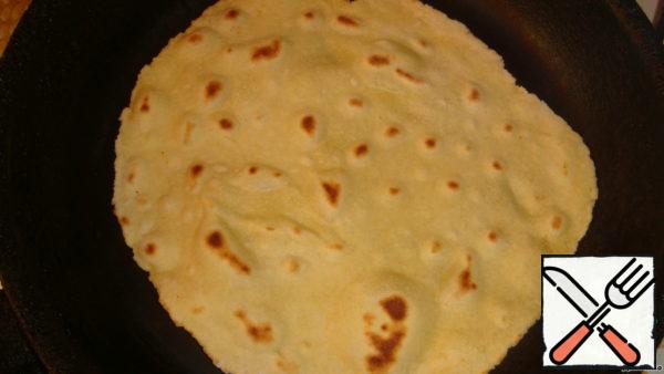 Fry the tortillas in a well-heated frying pan without oil.
Keep in mind that it is better to slightly undercook the cakes than to dry them. They will not be raw - they are too thin. And dry - they will be dry and will not bend. So, literally: a little blushed - turn around.
Bon appetit to you and your family!