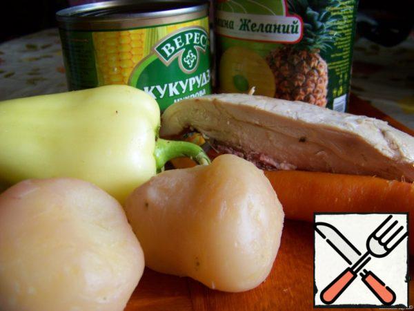 Prepare products-boil carrots, potatoes and chicken. The pepper and peel the onion, corn and pineapple to open.
