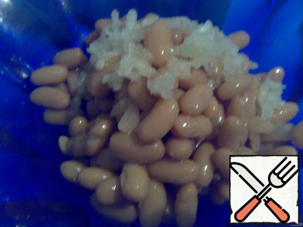 With beans drain the juice, place in bowl, add pressed garlic.