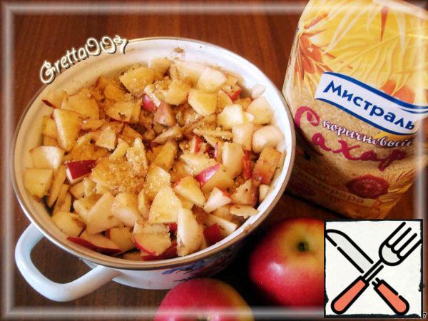 If the apples have a soft skin, then we will not remove it, if the skin is rough, then, of course, we remove it from the apples. My apples were fresh, from the autumn garden, with a good skin.
Cut the prepared apples into thin slices, mix in a bowl with raisins, nuts, cinnamon, vanilla and sugar.
