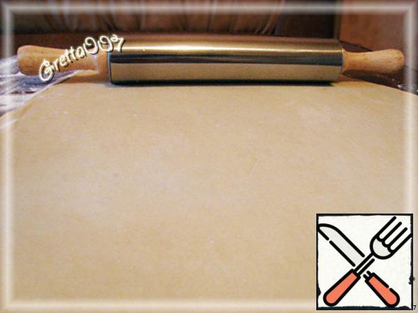 On a floured surface, roll out the dough very thinly, about 1 mm. the dough turns out to be pliable, it turns out very well.
I get two large plates of dough and, accordingly, two large rolls.
