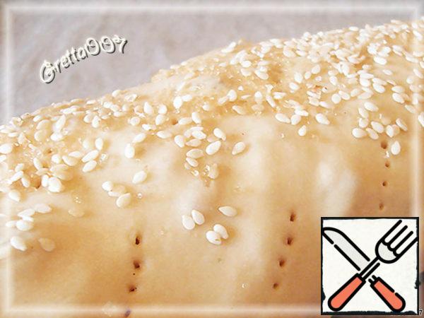 Sprinkle the roll with sugar and sesame seeds. Pierce with a fork in several places and bake at 160-170 ° C until golden brown.
