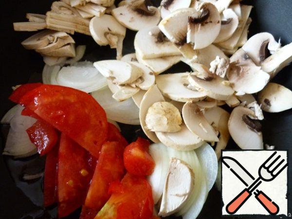 In butter fry for 5 minutes sliced mushrooms, onions, half rings and slices of tomatoes (you can add Bulgarian pepper straws). Salt and pepper.
Bread to soak in warm water, well overcome the. Garlic chop and add to minced meat with bread, salt, pepper, nutmeg and egg. Mix everything well.