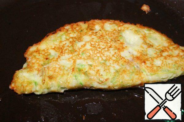 Cover the filling with the free edge of the dough and press to fix the edges. Fry over medium heat until Golden brown.