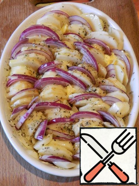 Heat-resistant form grease with oil. Lay potatoes and onions. Salt and pepper, sprinkle with Provencal herbs. Pour the melted butter.