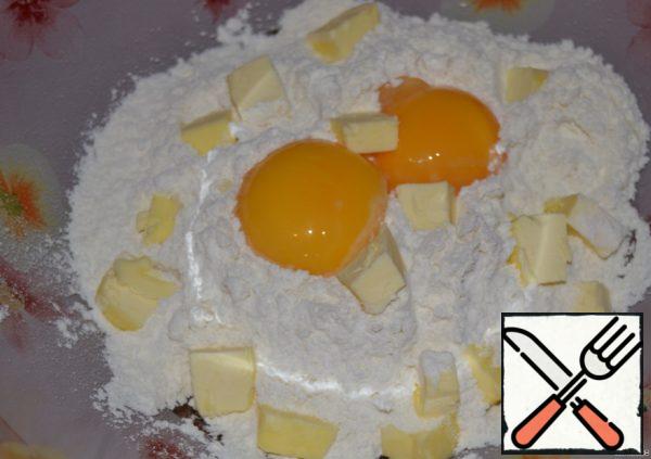 From flour, salt, 125 ml of warm water, egg yolks and butter knead the dough, roll it into a ball, wrap in a film and put in the refrigerator for about an hour.