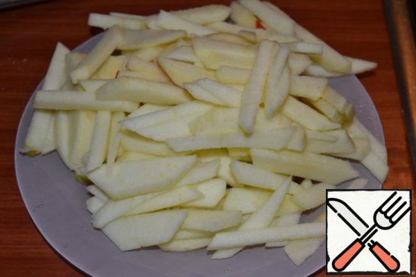 Apples to peel, cut into straws, mix with juice lemon, crushed almonds and raisins.