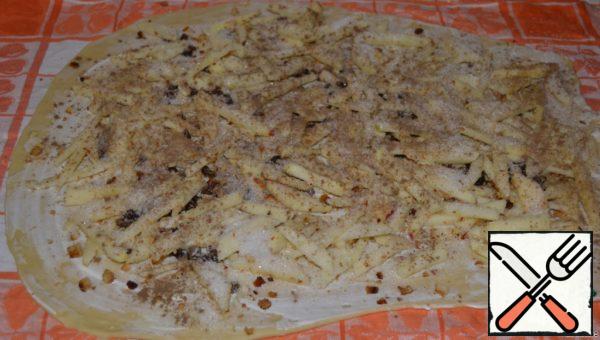 Spread the filling over the entire surface of the dough, sprinkle with sugar and cinnamon.
