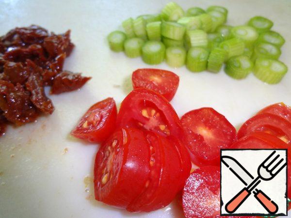 Cut the green onions, a few sun-dried tomatoes and cherry.