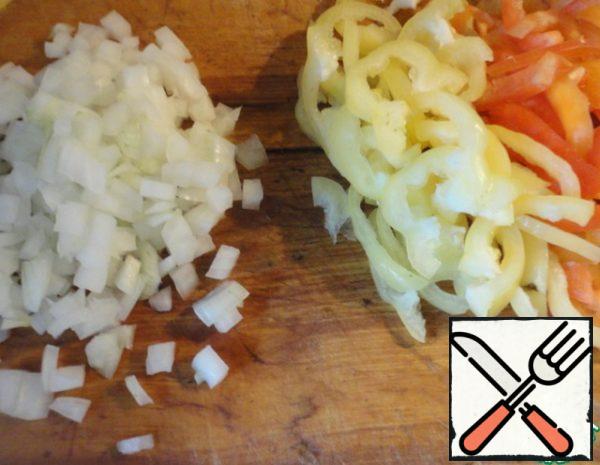 First, prepare all the vegetables. Onions cut into cubes or half rings, pepper - strips.