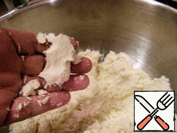 Mix flour, baking powder and salt.
In a blender, cut the margarine and add the flour mixture. It is necessary that the ingredients stick to each other and keep the shape when you squeeze in your hand.