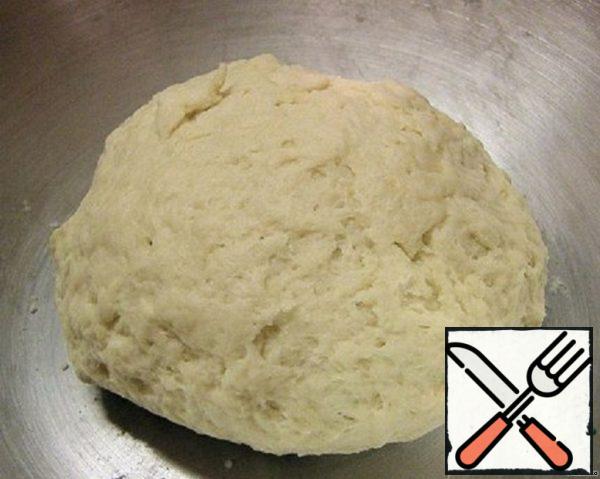 When the dough is ready, cover it with a towel and leave for 5-10 minutes to "rest". This is to ensure that the flour has absorbed all the liquid.