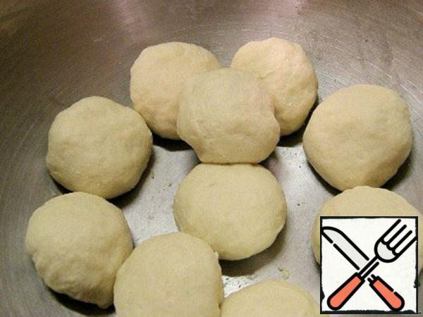 Divide the dough into balls about 2.5 cm in diameter. When all the dough is divided into balls, let them "rest" for 10 minutes.
