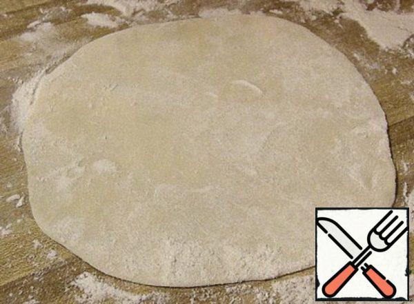 Sprinkle the surface of the table with flour and start rolling out the tortillas. The tortilla should be round, 0.3 cm thick and 20-25 cm in diameter.
