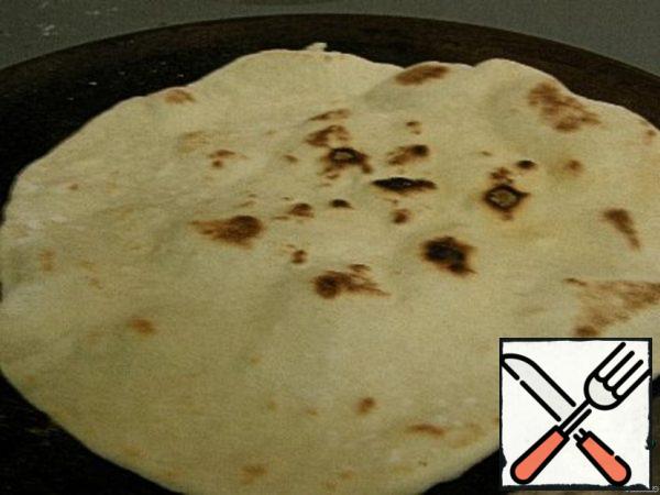 Place the tortilla in a preheated frying pan and cook until air bubbles appear. Turn it over to the other side. Each side is cooked for about 30 seconds. Press the top with a wide blade so that the center of the tortilla is also well fried.
And so we repeat with each tortilla. That's how they turn out. Ready-made tortillas are covered with a towel so that they do not dry out. When it cools down, put it in a bag and put it in the refrigerator. They can be stored in the refrigerator for several days.