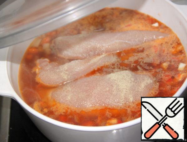 Put the washed chicken breasts in a frying pan (according to the number of servings), season them with salt and pepper (I use ground white pepper). Cook under the lid for 20-25 minutes.
