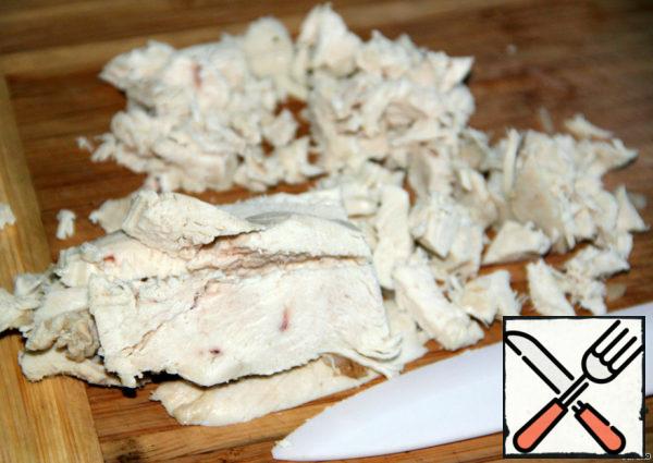 Boiled poultry, for example, from broth, is suitable for casserole. 100 g is enough. You can use leftover meat from baked chicken or turkey. I had no "sediment", so I prepared like this:
Boil the chicken breast until soft, adding the roots. I saved the broth for rice.
Cut the meat into small cubes.