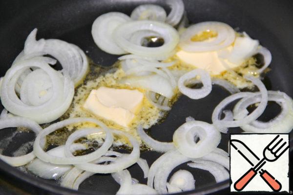 Peel and cut the onion rings and fry in butter until transparent.