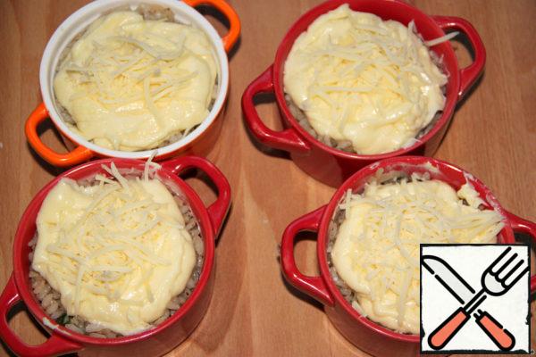The resulting sauce is distributed on molds and sprinkle with the remaining grated cheese.
Bake in the oven for 10-15 min. at maximum until Golden brown.
