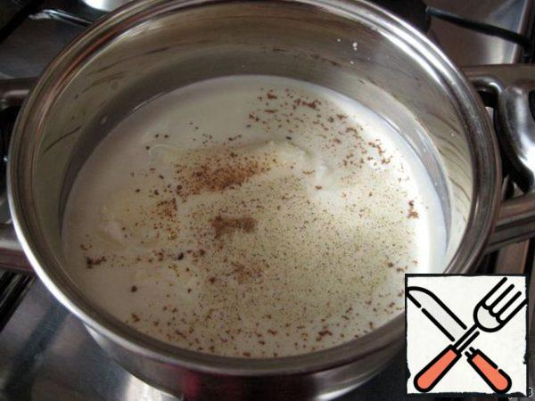 Heat oven to 180 gr. In a saucepan with a thick bottom pour the milk, add 0.5 tsp salt, a pinch of nutmeg and black pepper.