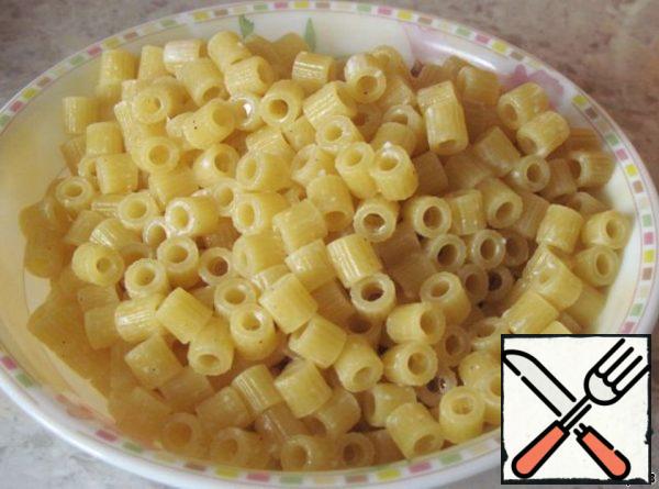 Put the pasta in a colander, collect the liquid (milk) (do not pour it out, we still need milk).
