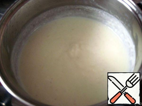 Pour the milk in a thin stream (which we pour into a separate saucepan) and cook over medium heat until the mixture begins to thicken. At this stage, try whether there is enough salt and spices.
