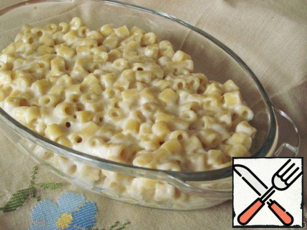 Put the pasta in a creamy sauce in a fireproof mold.
