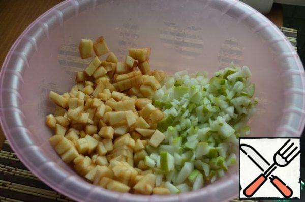 Peel the apples and pears and cut into cubes.

