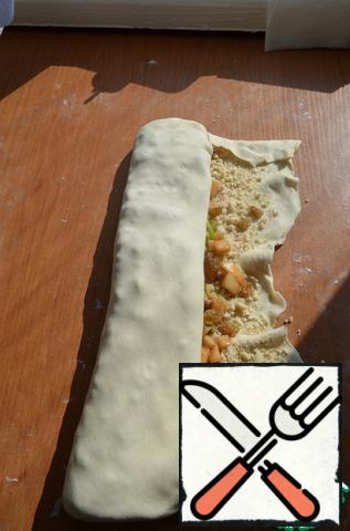 Close the filling, wrapping the edges of the dough.
