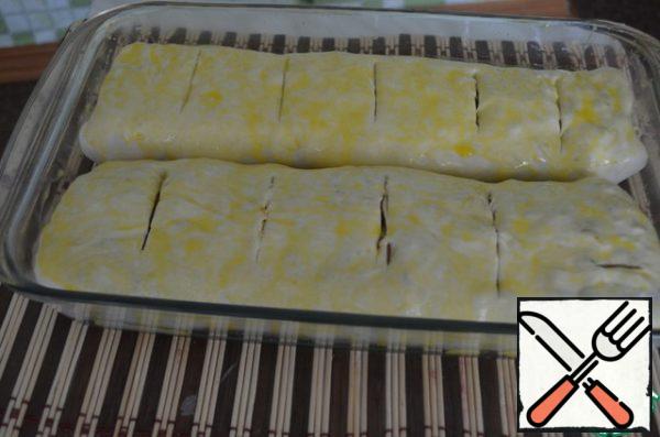 Spread the rolls on a baking sheet (you can use paper, I just put in a form, oiled).
Lubricate with egg grease and make cross-cuts on each roll.
Bake at 190 degrees 40-45 minutes until Golden brown.