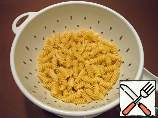 Boil the pasta according to the instructions on the package.
