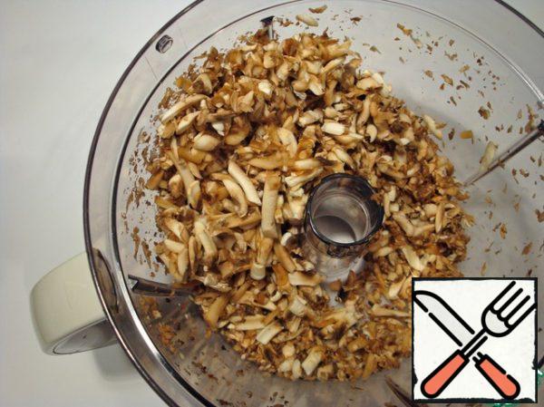 Mushrooms clean and rub on a large grater or cut into small pieces.
