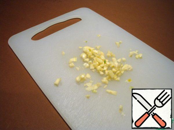 Peel and finely chop the garlic.
