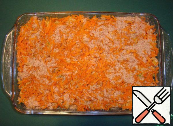 Put the resulting mass in a heat-resistant form, greased with oil (size 20x30 cm or portion molds). Sprinkle with the remaining cheese and breadcrumbs.

