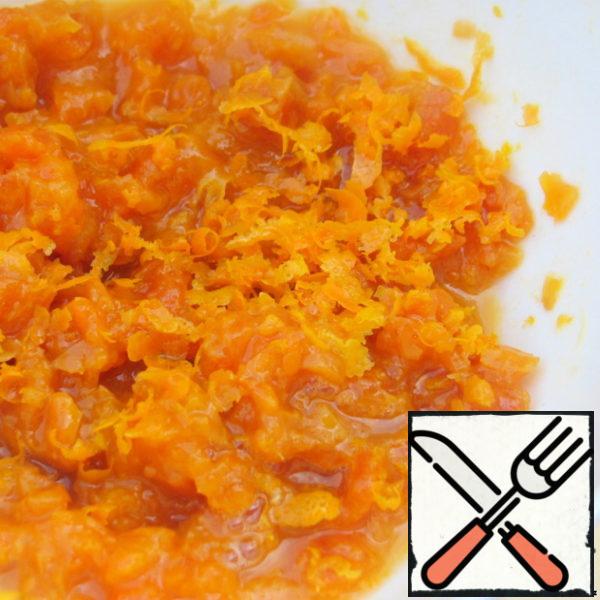 Chop dried apricots (you can use a blender). Grate the zest from one orange. Add dried apricots to carrots and squeeze the juice from 1 orange. Stir and simmer under the lid on low heat for 10 minutes, stirring occasionally.

