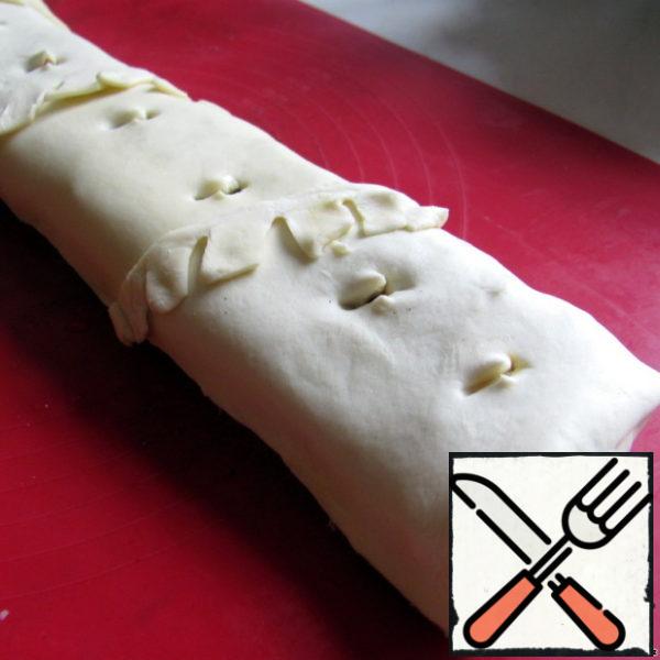 Design in the form of strudel. Scissors made the cuts to come out pairs.
Baked 40 minutes at 180 degrees.
Minutes for 10 until ready smeared with a mixture of egg yolk with milk and sprinkled with sesame seeds.