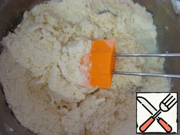 Add vegetable oil and rub it into crumbs with your hands.
