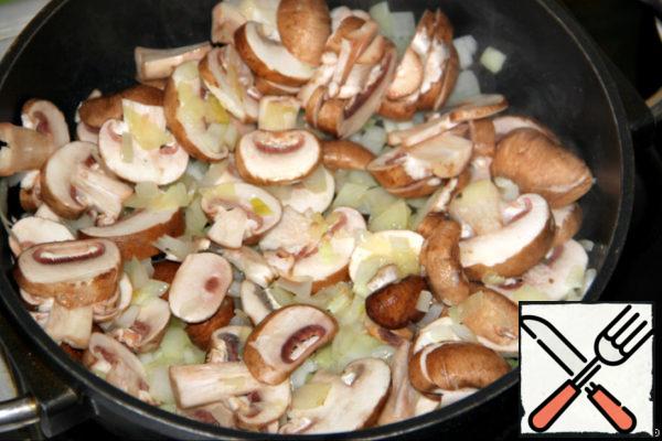 Cut the onion into small cubes, and the mushrooms into plates.
(I took brown mushrooms - they are more fragrant, but you can use other mushrooms)
Heat the butter (vegetable) in a frying pan and first lightly fry the onion, and then add the mushrooms and fry everything together until the liquid evaporates.
Remove from the heat.