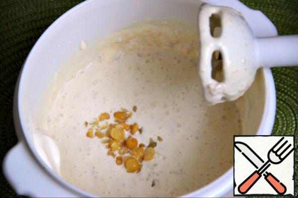 Put the finished chickpeas in a colander and rinse with cold water.
Measure 4 tablespoons of boiled peas in a separate bowl and mash them together with cream - fresh or very thick sour cream. Peas here serve as a thickener for gratin.
If the sour cream is not very thick, just reduce its amount to 80-100 ml.