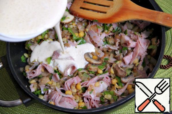 Finely chop the parsley leaves. Ham or other boiled ham (I used ham for prosciutto) cut into thin strips.
Mix the remaining peas with parsley, ham and mushrooms, add sour cream and pea sauce.
And only after that - thoroughly salt and pepper!!!