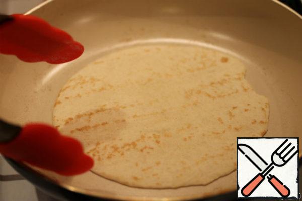 Bake in a dry frying pan for a minute on each side. Especially pretty are obtained on the frying pan-grill, in stripes.