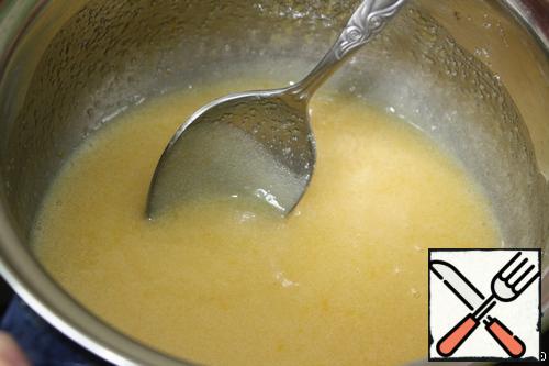 Stirring constantly, bring the weight up to homogeneity.
Then add half a spoon of soda and stir until the mixture thickens.